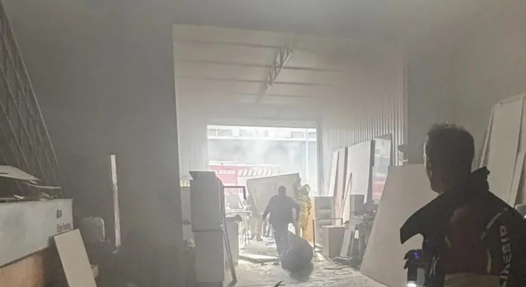 Edremit'te Mobilya Mağazasında Yangın Paniği