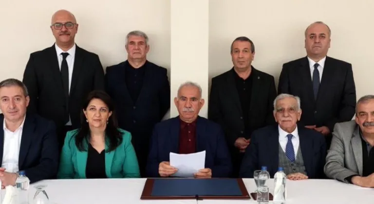 Öcalan'dan Çağrı: "PKK Kendisini Lağvetsin, Silahları Bıraksın!"