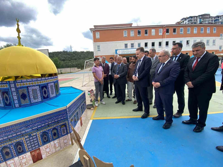 Edremit’te "Vakti Kuşanmak" sergisi açıldı