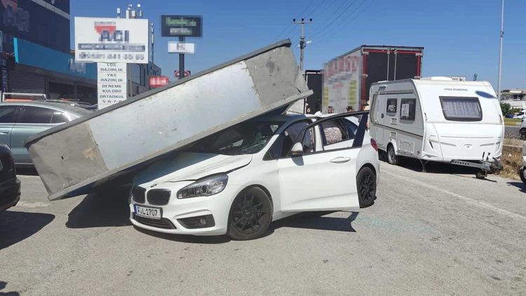 Edremit'te Reklam Totemi Otomobilin Üzerine Düştü