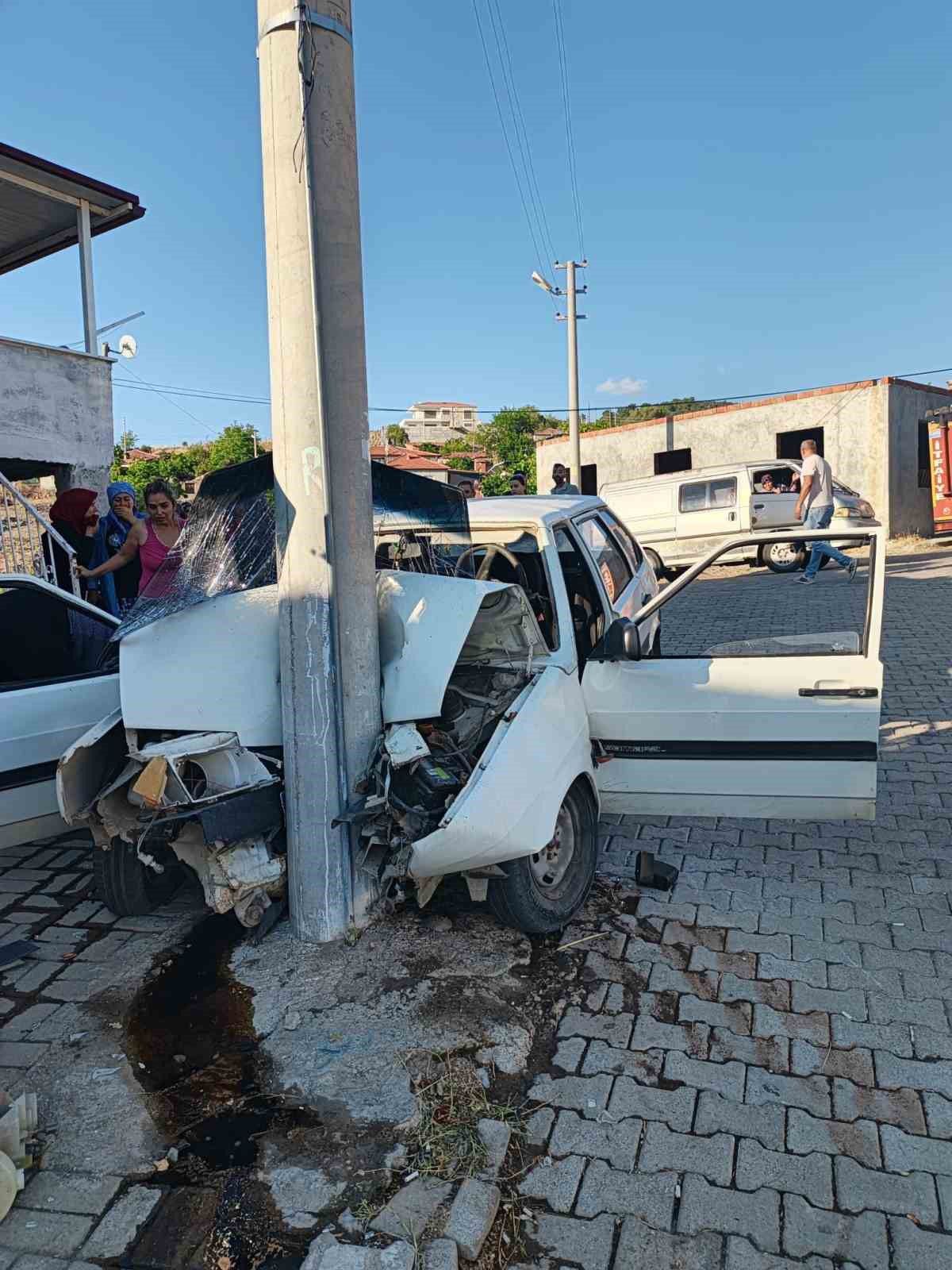 Burhaniye'de Elektrik Direğine Çarpan Araçta İki Yaralı