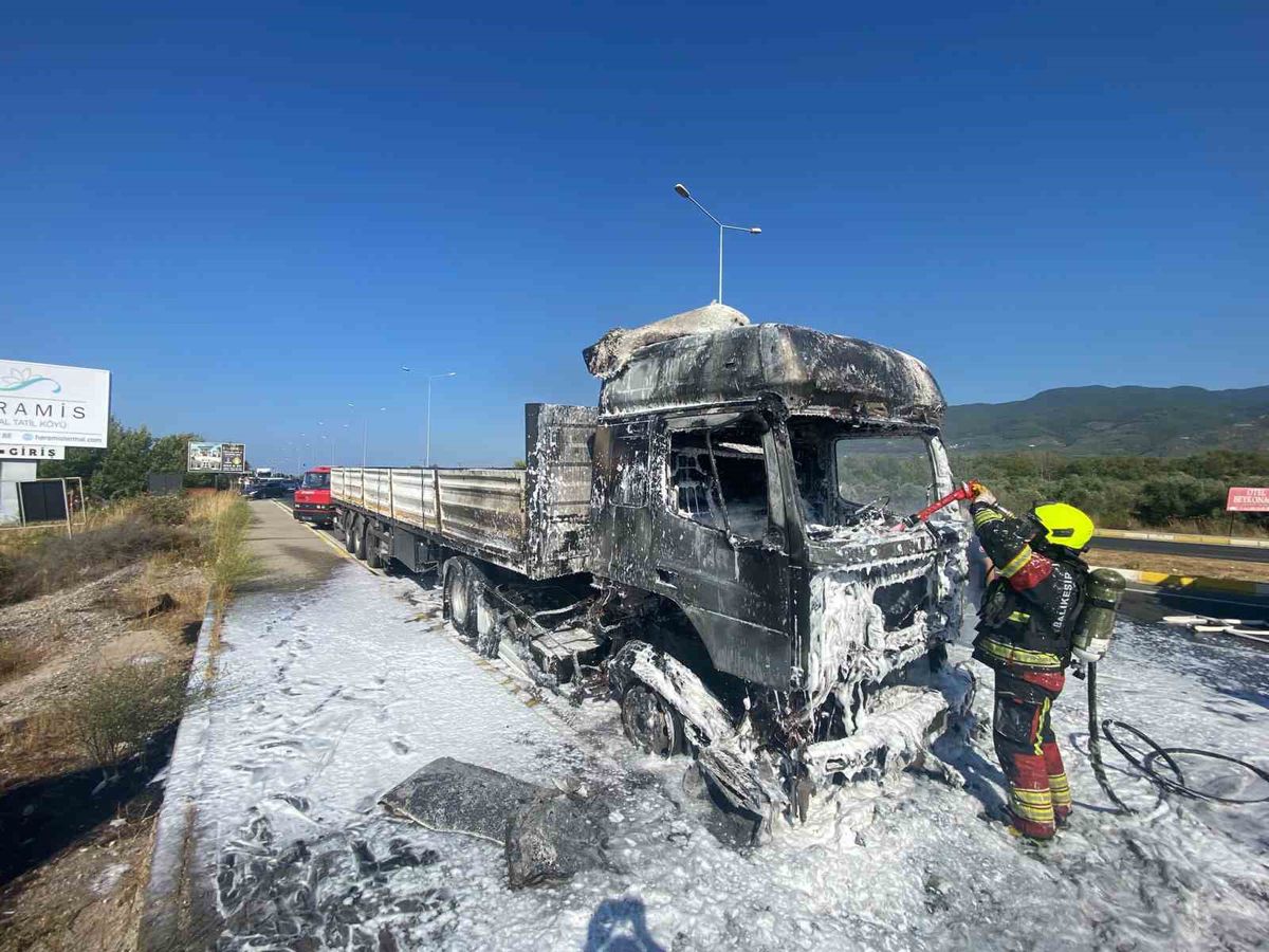 Edremit'te Çekici Alev Alev Yandı
