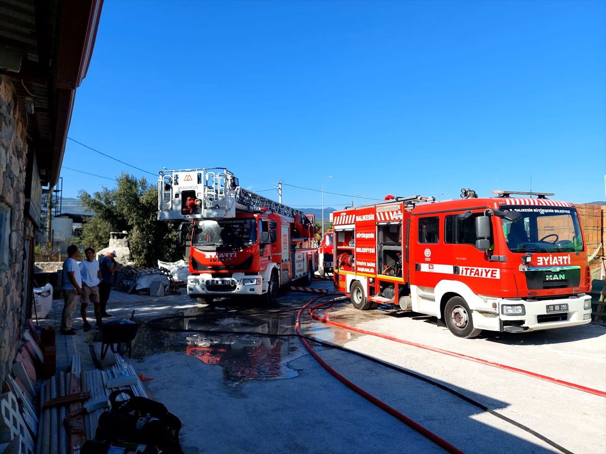 Edremit'te polyester atölyesinde çıkan yangın 5 iş yerine sıçradı