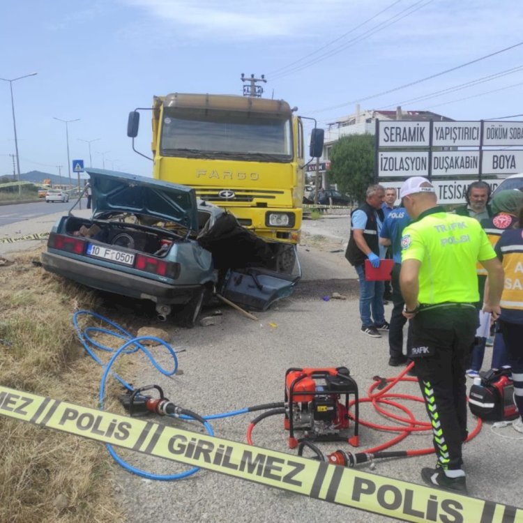 Burhaniye'de köpeğe çarpmamak için manevra yapan otomobilde 3 kişi yaşamını yitirdi!